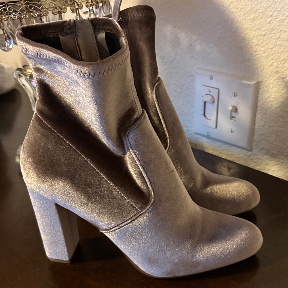 New Steve Madden Taupe Velvet Heeled Boots